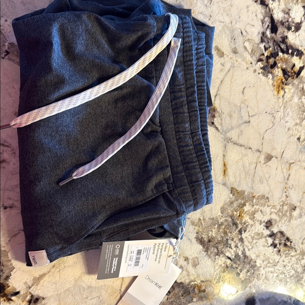 Vuori Women’s Performance Jogger Pant NEW with tags.  Too big for me